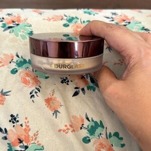 Hourglass setting powder